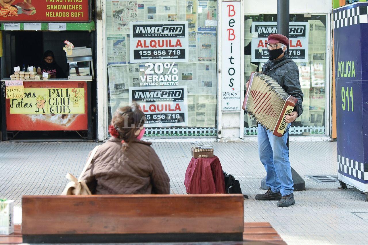 Los artistas callejeros llevan su dosis de buena onda a las peatonales en medio de la pandemia