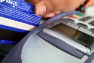 En medio de la crisis inflacionaria, amplían los límites para comprar con tarjetas de débito