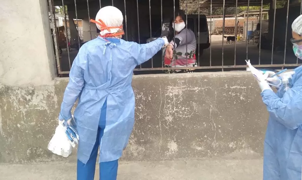 OPERATIVO. Agentes sanitarios paran casa por casa en búsqueda de febriles. Foto: Comunicación Pública