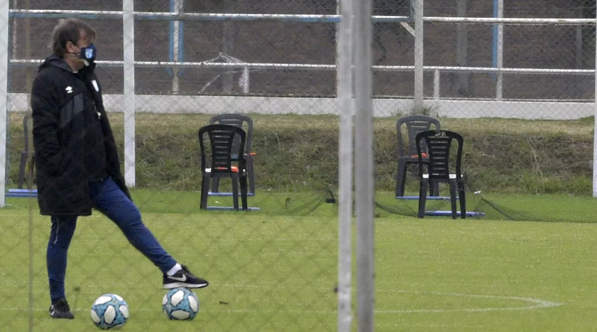 ABAJO DE LA SUELA. Protegiendo su cara con un barbijo, Zielinski para la pelota durante el entrenamiento de ayer. la gaceta / fotos de franco vera 