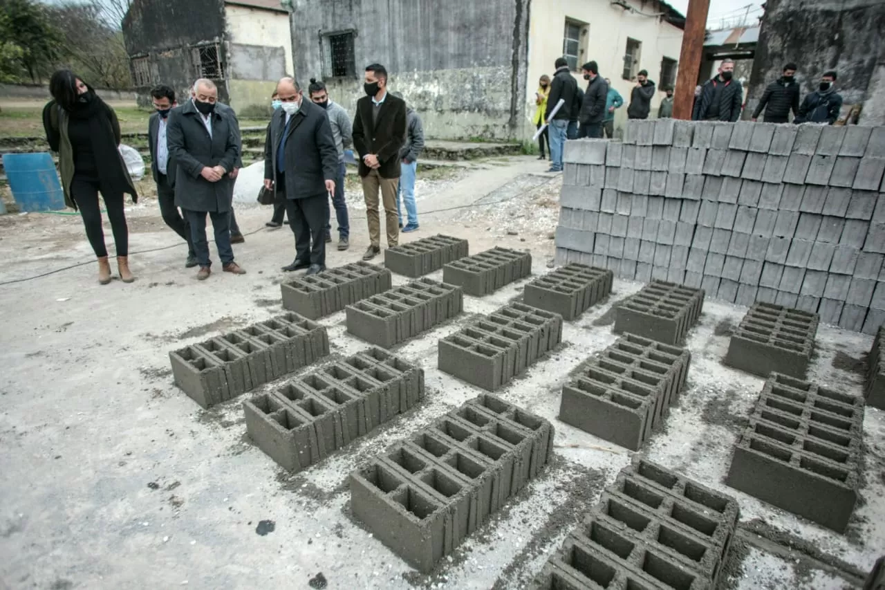 EN EL EX HOGAR AGROMECÁNICO. Manzur encabezó el recorrido oficial hoy por Tafí Viejo. Foto: Comunicación Pública