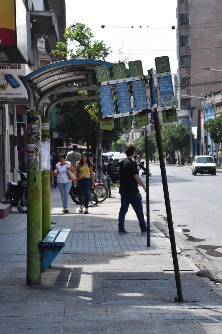 OTRO DÍA MÁS SIN COLECTIVOS. Las paradas volverán a estar vacías hoy. 