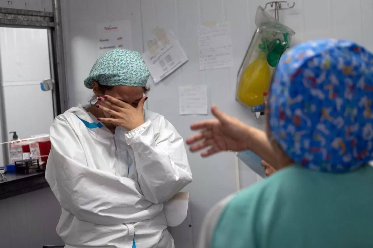 DESBORDADOS. Médicos y enfermeros trabajan al límite en varios distritos.