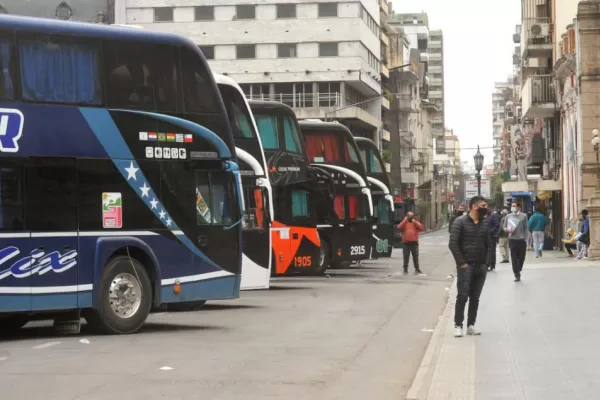 Choferes de larga distancia anunciaron cortes en la capital para mañana