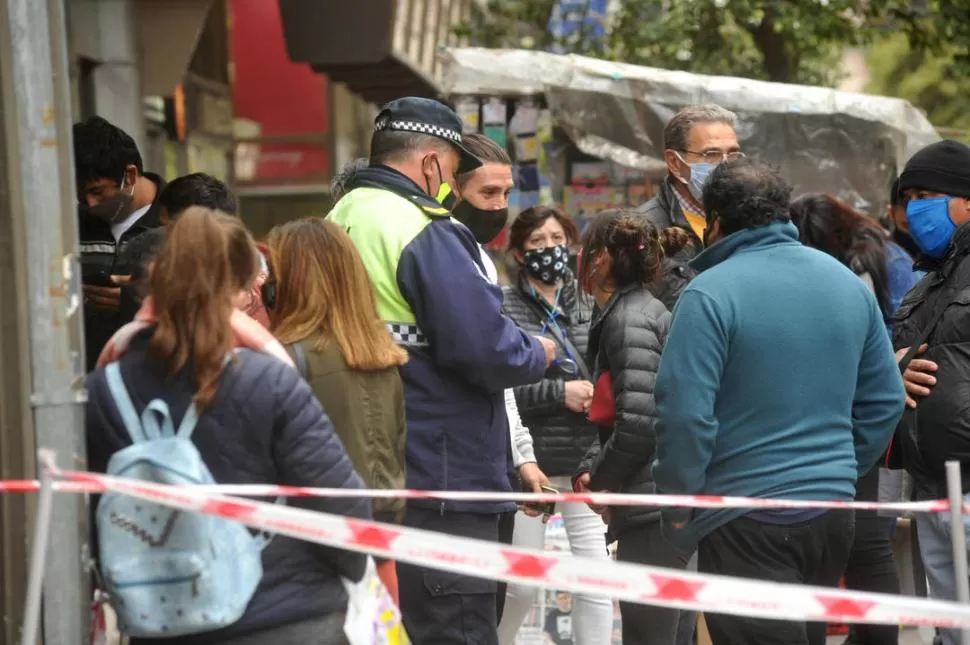 CONTROLES EN EL CENTRO. La presencia policial es frecuente todos los días. Los efectivos buscan que se cumplan las recomendaciones sanitarias.  la gaceta / fotos de antonio ferroni