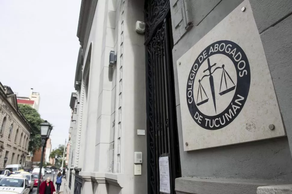 SESIÓN EXTRAORDINARIA. El Colegio de Abogados advirtió que hay acciones de poderes y organismos públicos reñidos con los principios democráticos. la gaceta / FOTO DE JORGE OLMOS SGROSSO