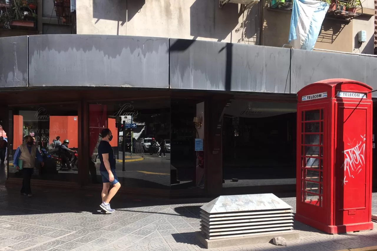 A OSCURAS. El tradicional bar y restaurante Sir Harris, hoy a la mañana. LA GACETA / Foto de Inés Quinteros Orio