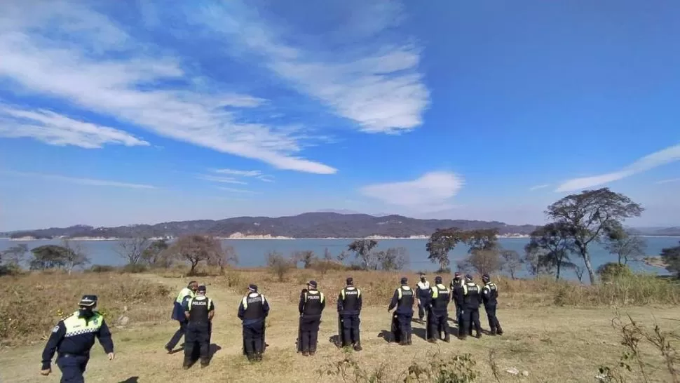 EN ACCIÓN. Policías colaboraron en el desalojo del sábado en El Cadillal.  IMAGEN ENTE TUCUMÁN TURISMO