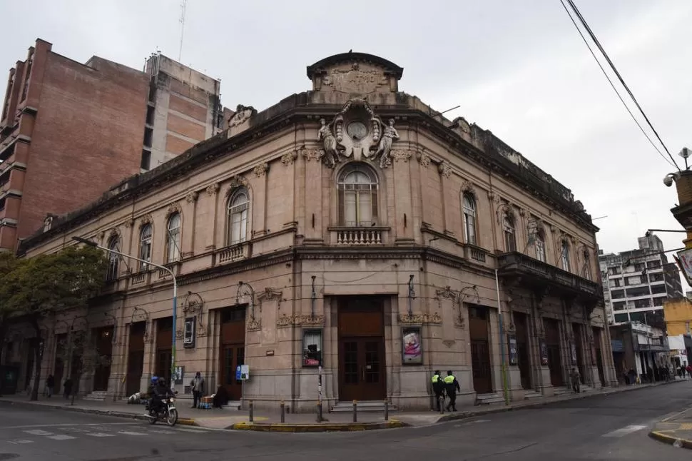 ESPACIO ARTÍSTICO. El teatro Alberdi está cerrado, pero sigue en actividad.