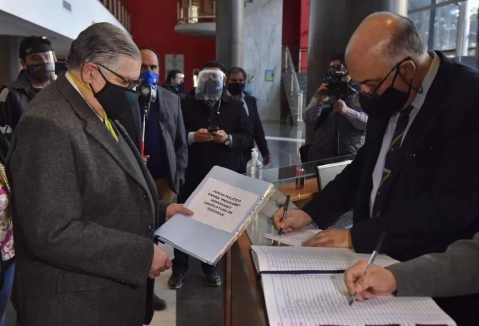 EN MESA DE ENTRADAS. El ex legislador Rojas entrega en el Poder Legislativo el planteo contra el ex camarista.  