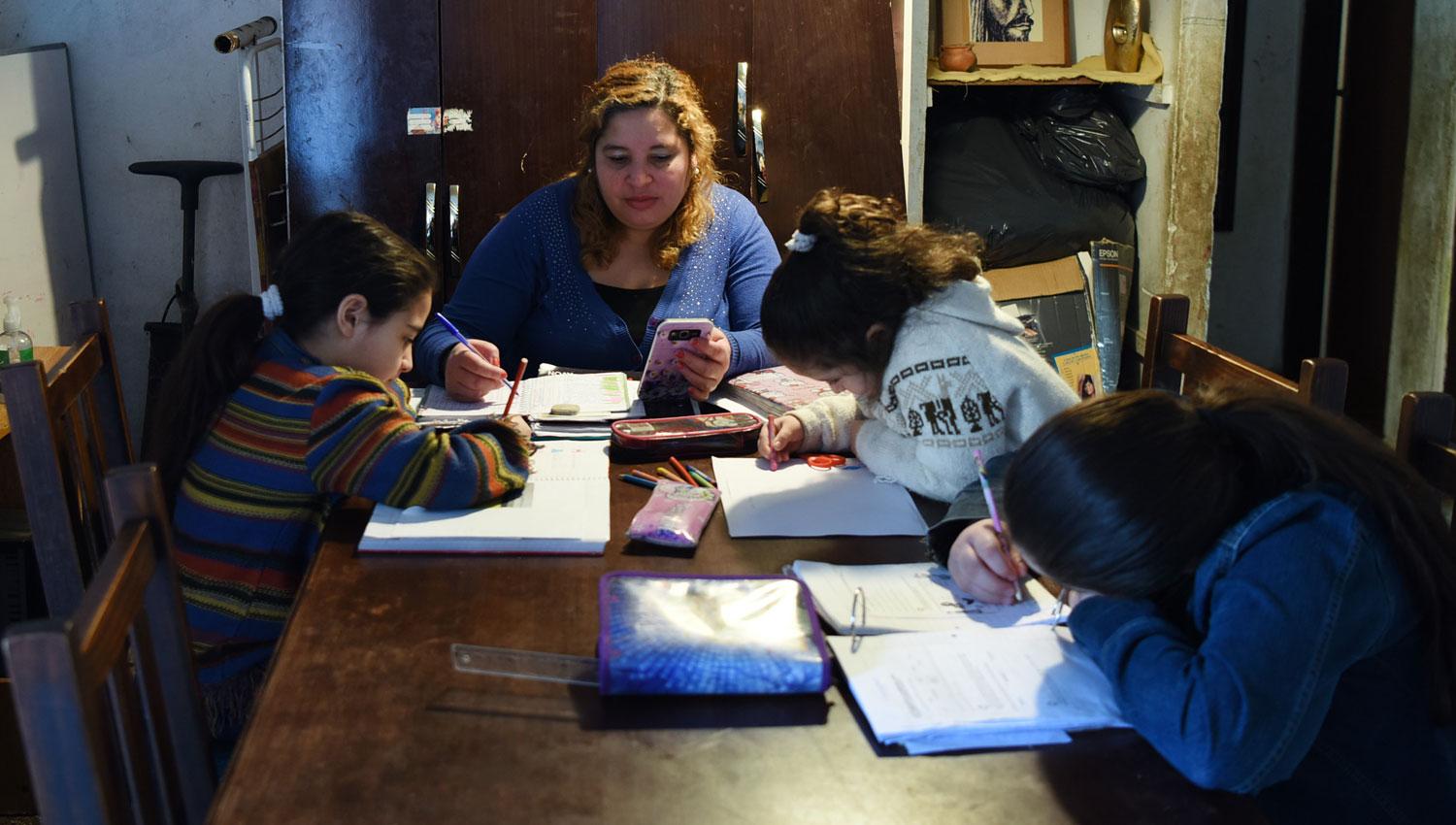 JORNADA ESCOLAR DOMÉSTICA. En la casa de Daniela Jurado, las carpetas de maestra y alumnas se despliegan sobre la mesa del living. la gaceta / fotos de Analía Jaramillo