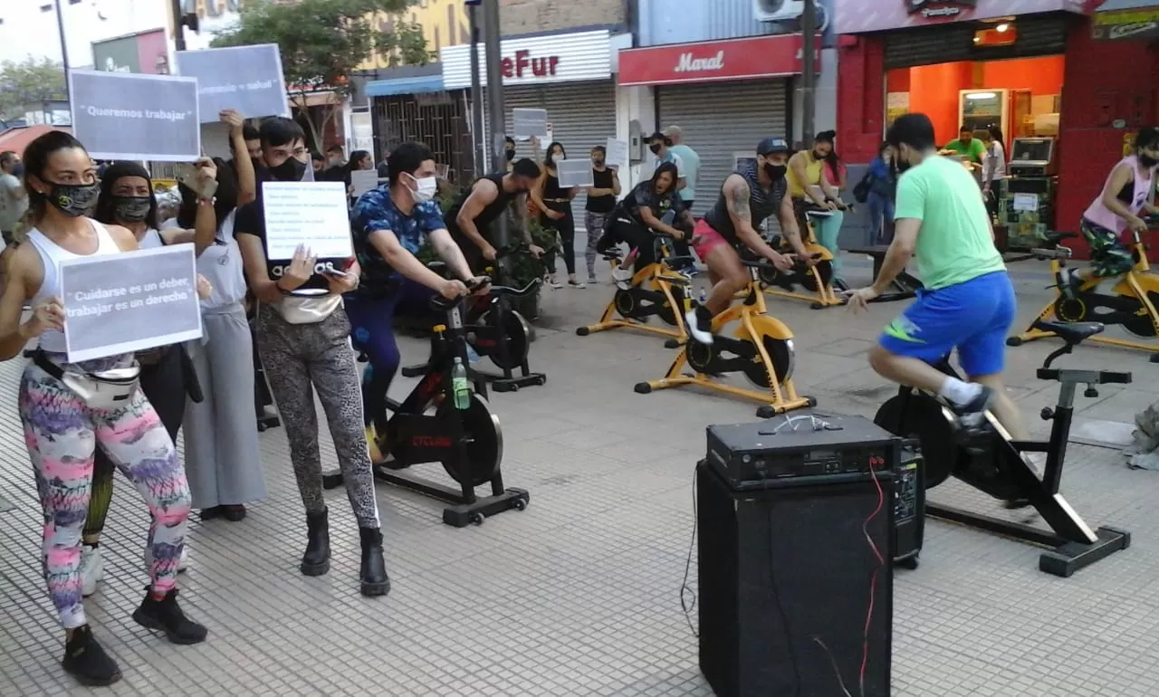 MÚSICA Y BICICLETA. Los manifestantes optaron por una modalidad particular para reclamar. LA GACETA/FOTO DE JOSÉ NUNO 