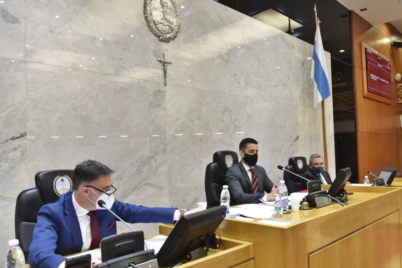 EN EL ESTRADO. Gerónimo Vargas Aignasse (al centro) coordinó una parte del debate en de la sesión de ayer. Foto: Prensa HLT