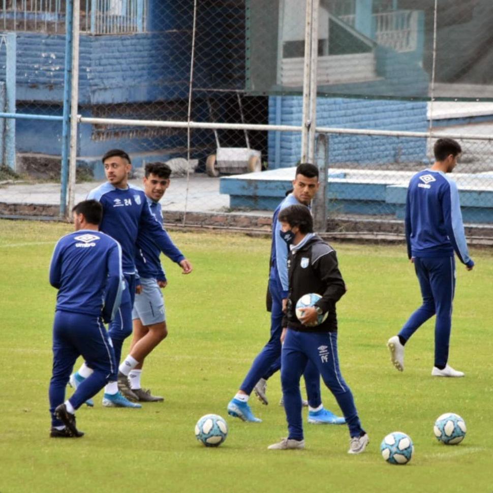 ADIÓS POR UNOS DÍAS. Los jugadores se entrenarán por Zoom desde ahora. twitter @atoficial