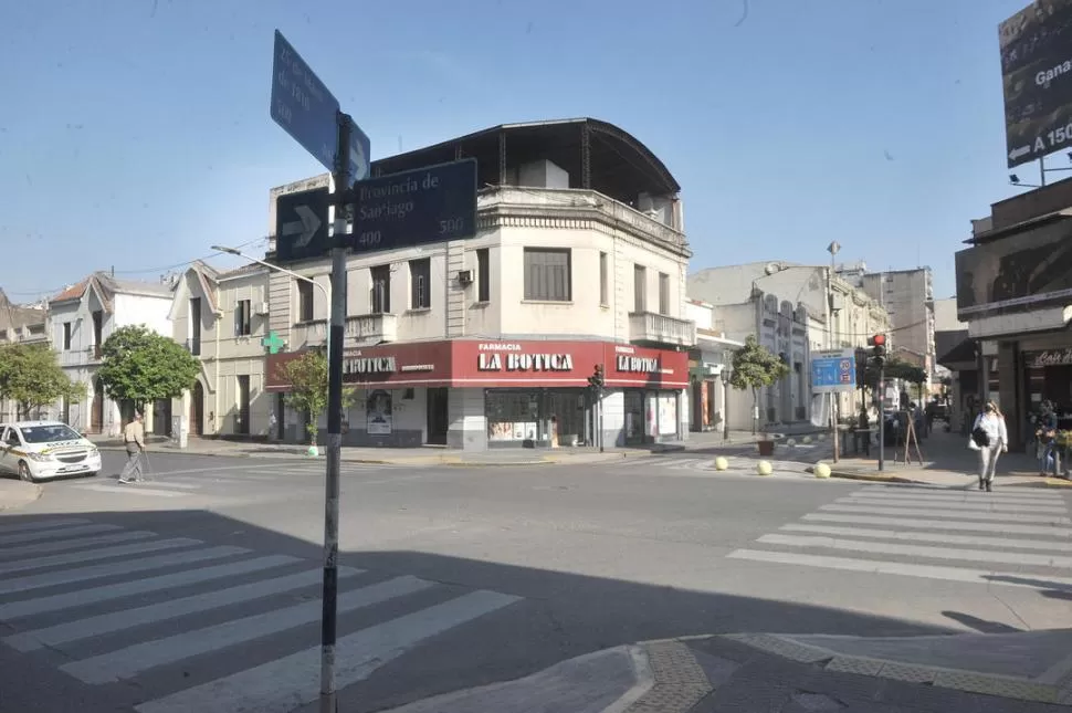 UNA ESQUINA ROJA. Varias víctimas sufrieron el robo de sus celulares en la esquina de 25 de Mayo y Santiago del Estero, en Barrio Norte. la gaceta / foto de antonio ferroni