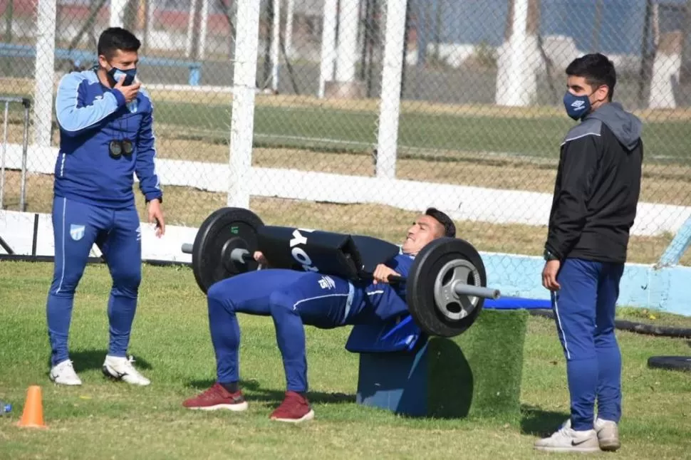 ANTES DE LOS POSITIVOS. El “Profe” Mustafá con Fabián Monzón, en el predio. 