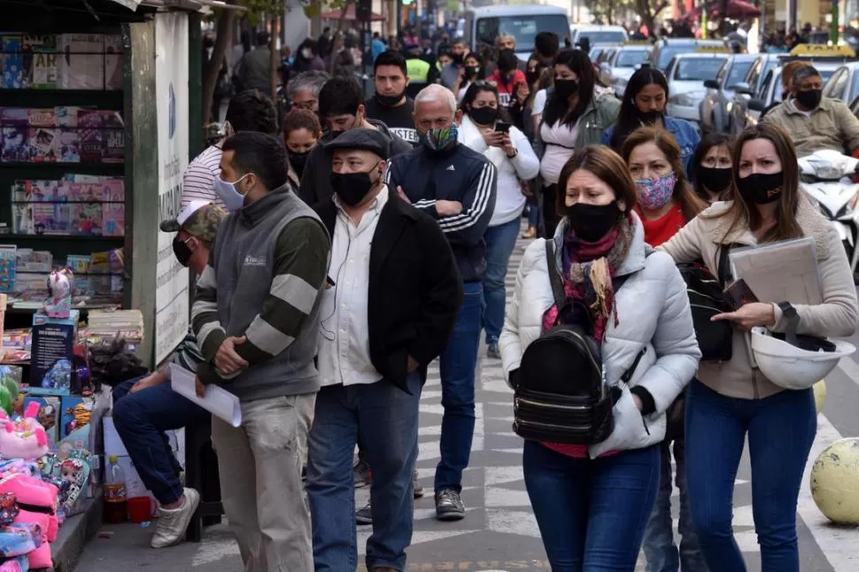 DISTANCIA SOCIAL. Permanecer varios minutos en una aglomeración sin cuidarse es un factor de exposición. LA GACETA / Foto de Inés Quinteros Orio