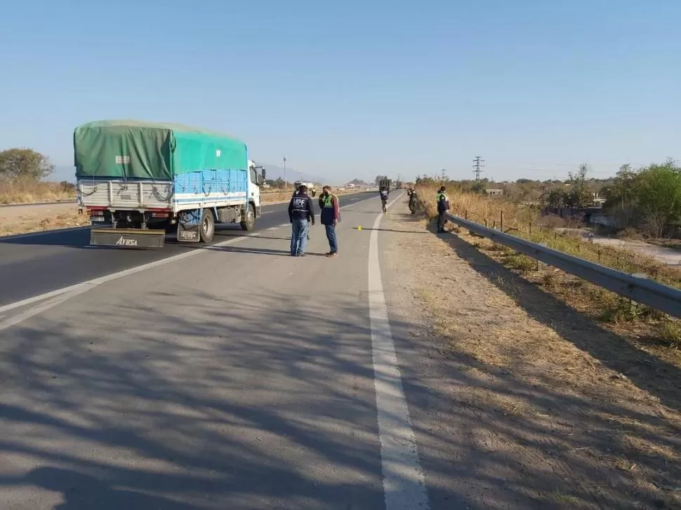 LA ESCENA DEL CRIMEN. Peritos de la Policía y del Ministerio Público Fiscal trabajan en el sector de la autopista donde fue asesinado el joven cadete. ministerio público fiscal 