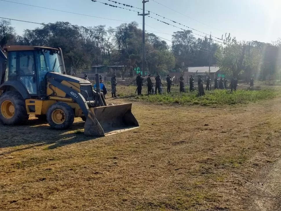 EXCAVADORAS. Con maquinarias removieron los postes y alambrados.   