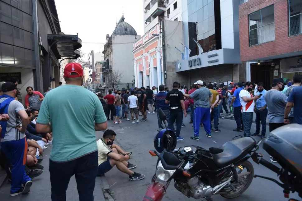 INCERTIDUMBRE. Grupos de choferes se convocaron frente a la sede gremial. 