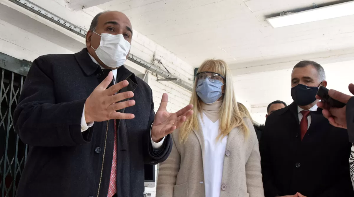 Juan Manzur, Rossana Chahla y Osvaldo Jaldo, durante la entrega de equipos médicos hace una semanna.