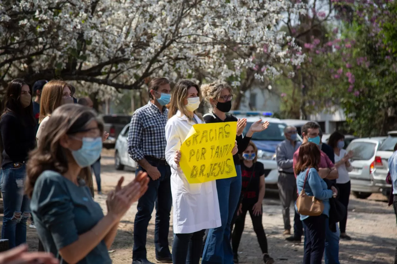 GRATITUD. Con carteles, valoraron las enseñanzas del médico Amenábar. Foto: LA GACETA / Matías Quintana