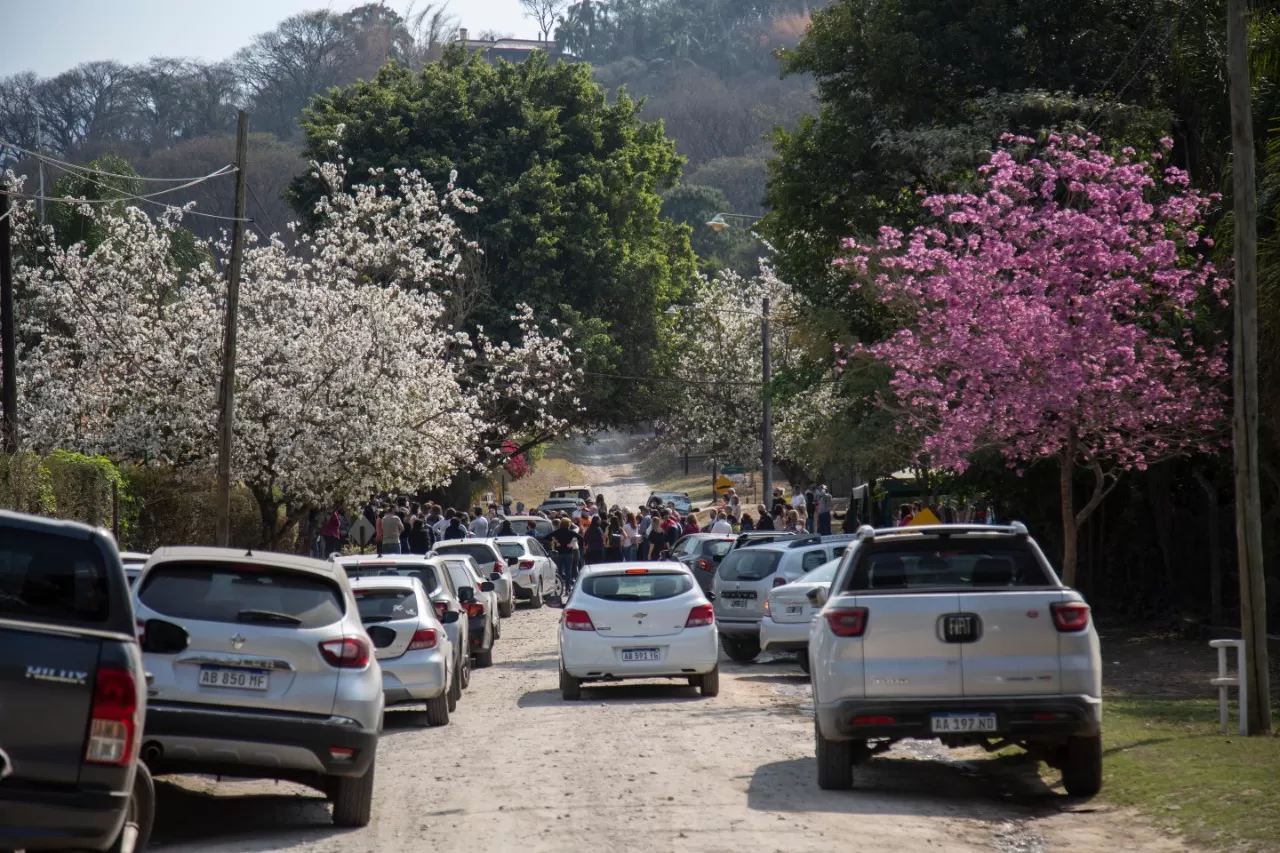 HASTA LAS PUERTAS DEL CEMENTERIO. La caravana acompañó al médico Amenábar hasta su lugar de reposo. Foto: LA GACETA / Matías Quintana