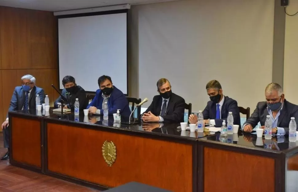 JURADO EN SESIÓN. Los miembros son Esteban Jerez (abogacía), Ricardo Bussi y Javier Morof (legisladores), Daniel Leiva (presidente), Federico Nazur (fiscal de Estado), Dante Loza, Sara Alperovich y Daniel Herrera (legisladores). PRENSA LEGISLATURA