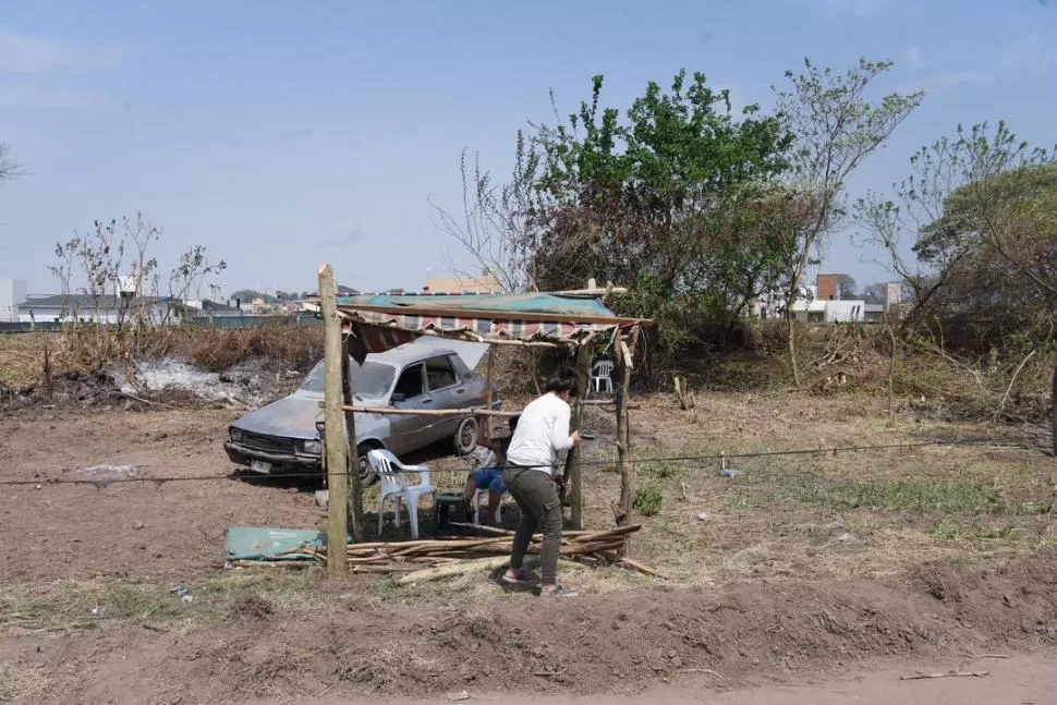 ASENTAMIENTO. En carpas, bajo una lona o dentro de un auto; las personas pasan la noche donde pueden. la gaceta / fotos de Analía Jaramillo