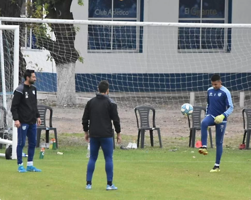 EN EL TERRENO, CON CUIDADO. Los futbolistas “decanos” se entrenaron ayer de forma virtual. Lucchetti y los arqueros esperan autorización para hacerlo en el complejo. twitter@atoficial