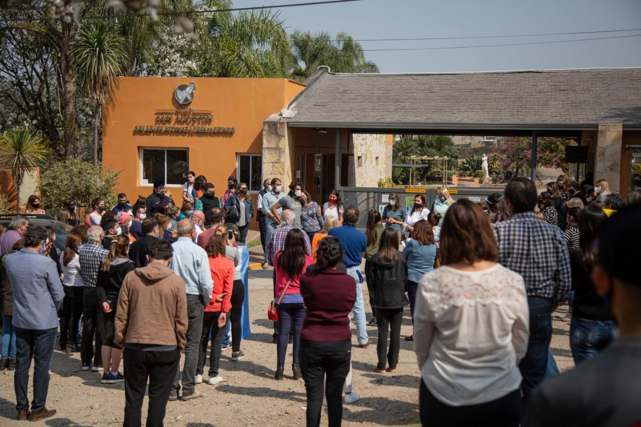 ÚLTIMO ADIÓS. Dolor y conmoción a las puertas del cementerio San Agustín, en Yerba Buena. Foto: LA GACETA / Matías Quintana