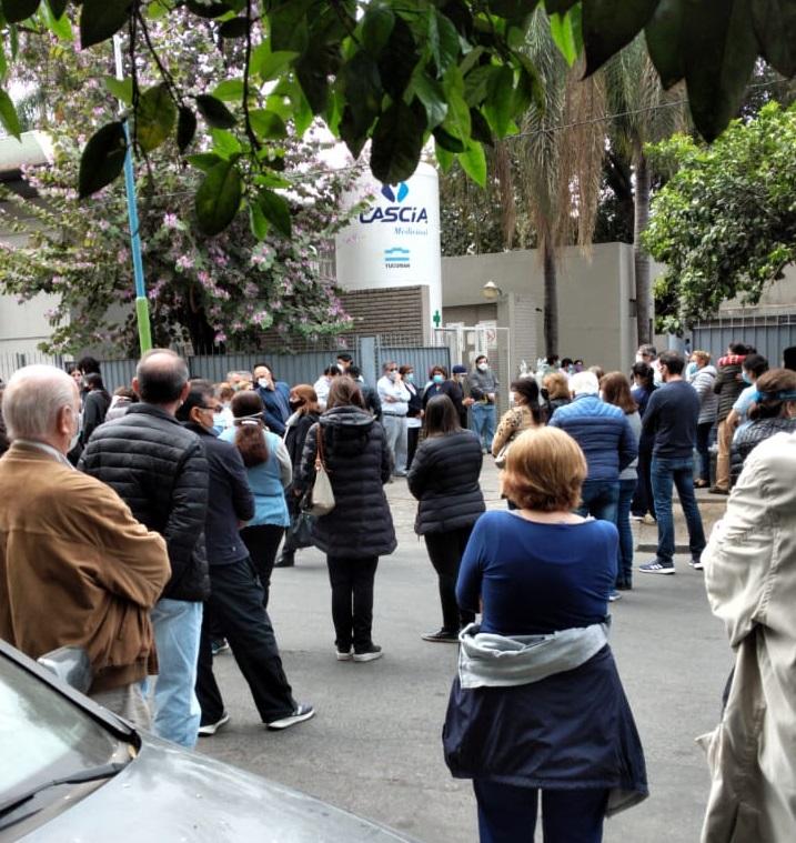 SENTIDO ADIÓS. Médicos y vecinos se reunieron en el Centro de Salud para despedir a Amenábar.