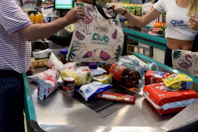 Ventas en supermercados: crecieron en junio, pero cayeron en el primer semestre
