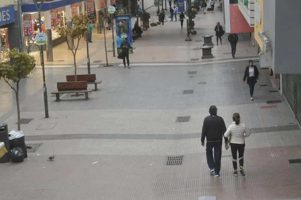 EL MOVIMIENTO EN LAS CALLES. Las autoridades sostienen que la intención es restringir la circulación de personas por “esparcimiento nocturno”. la gaceta / foto de antonio ferroni