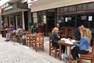 Una postal distinta en la ciudad: así trabajan los bares tras su reapertura