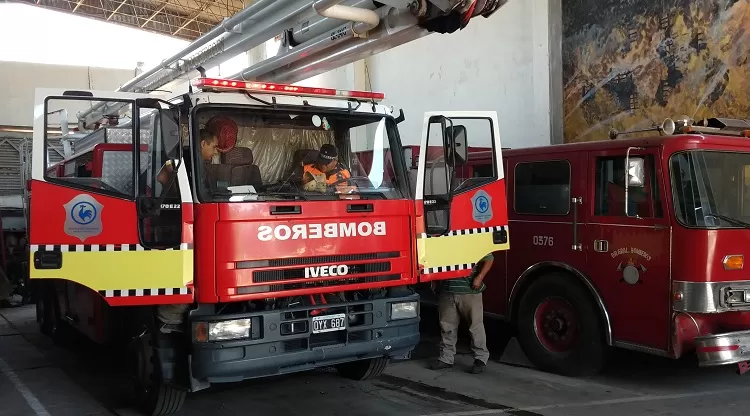 INTERVENCIÓN. Bomberos de la Policía actuaron para aplacar las llamas. Foto: Comunicación Pública