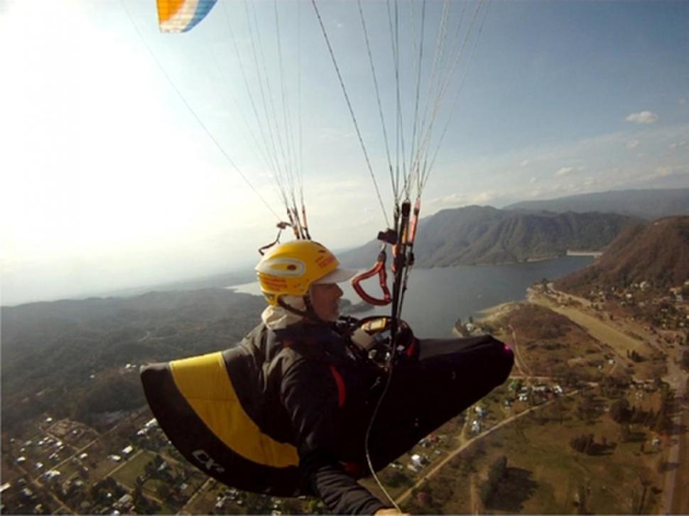 HACIA EL NORTE. Eduardo Deheza volando sobre las aguas del lago del dique El Cadillal. Ir a esa zona era usual para él.