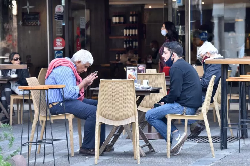 VUELVE EL CAFECITO. Sólo se debe quitar el barbijo para comer o beber. 