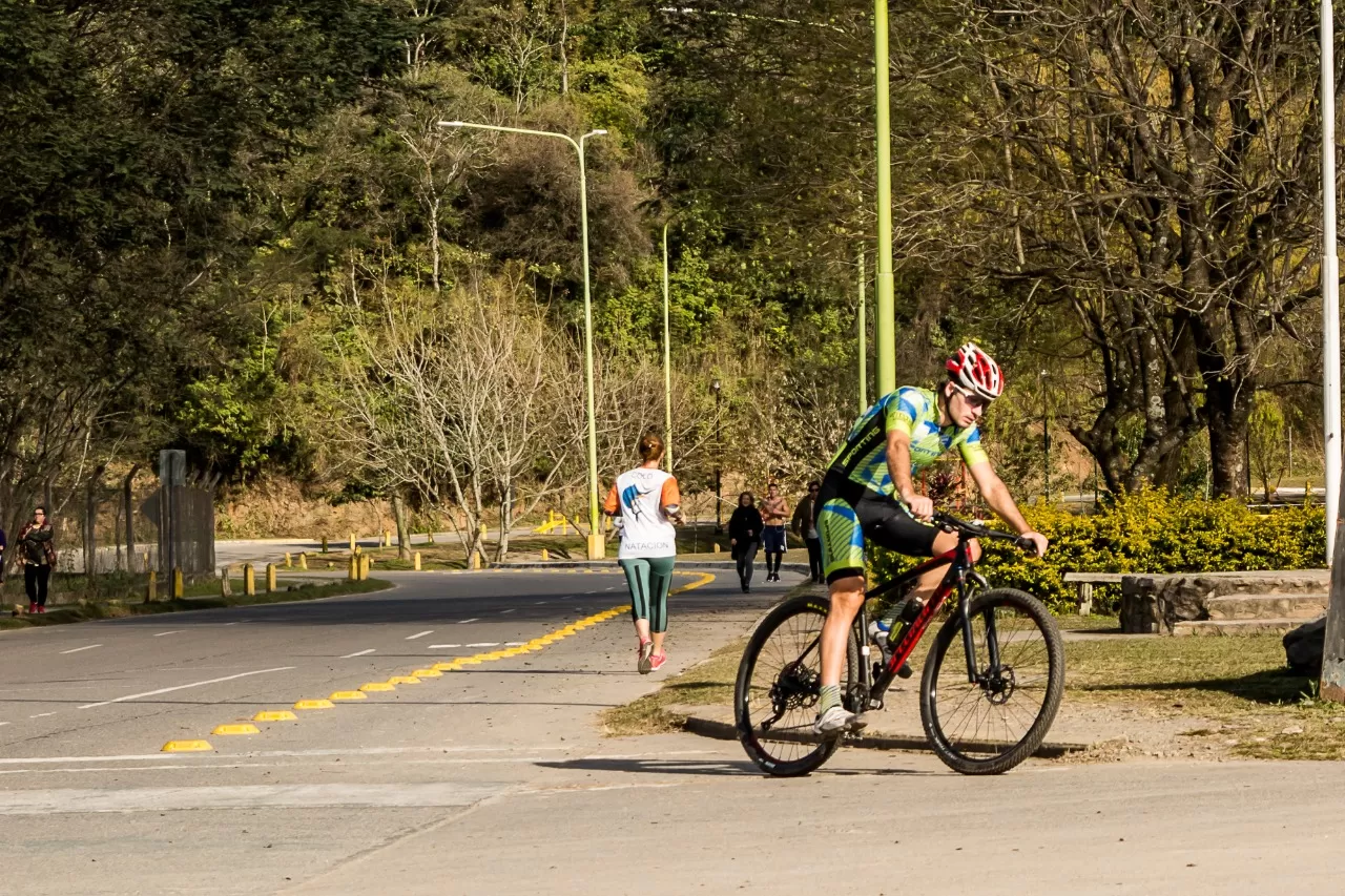 BIKERS EN LA CIUDAD JARDÍN. Es una de las actividades permitidas, cumpliendo los protocolos. Foto: Prensa YB