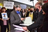 Familiares de víctimas presentaron en la Legislatura pruebas en contra de Pedicone