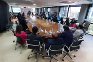 ¿Y el distanciamiento social? 30 funcionarios alrededor de una mesa en la Legislatura