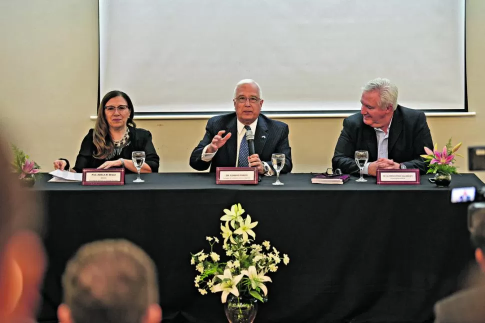 DECANA. Seguí (izquierda), máxima autoridad de la Facultad de Derecho.   