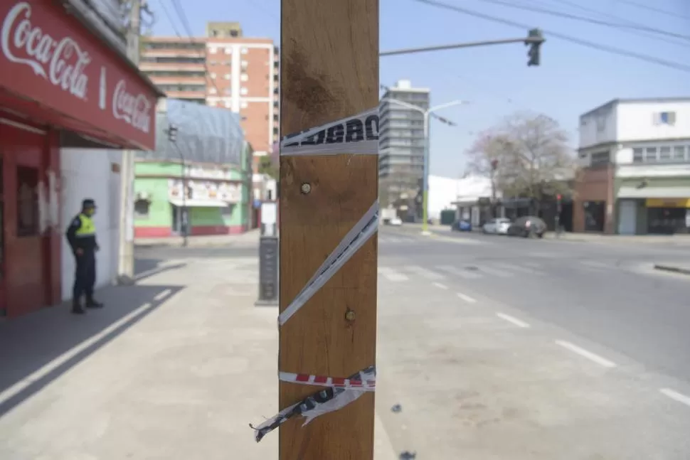 INSEGURIDAD. Ana Dominé y su hijo fueron asaltados cuando pararon en avenida Alem y Crisóstomo Álvarez; la mujer recibió un disparo en la cabeza. la gaceta / foto de franco vera