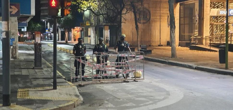 LA CITY DUERME. Tres policías apostados en la zona de los bancos.  