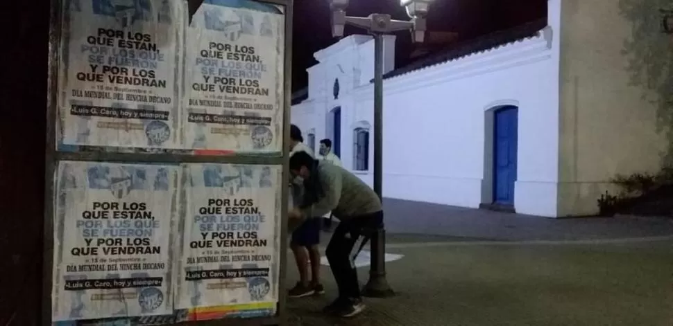 TRADICIÓN. Hinchas de Atlético pegan los carteles frente a la Casa Histórica muy cerca de la medianoche del lunes.