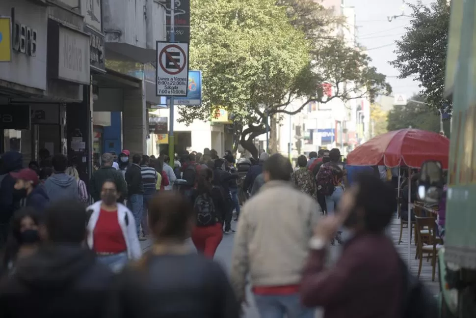  SIN DISTANCIAMIENTO SOCIAL. Agentes sanitarios saldrán hoy a las calles para controlar si hay personas que tienen síntomas para covid-19. 