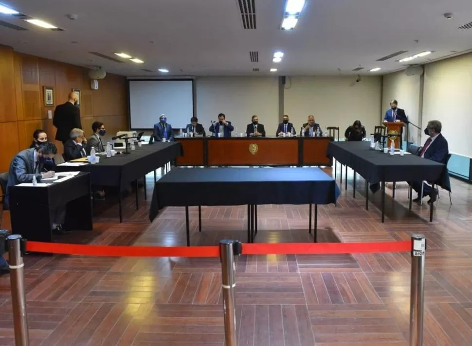 EN AUDIENCIA. Tras escuchar los alegatos el viernes (foto), los miembros del Jury debatieron en secreto el lunes y, finalmente, votaron ayer. prensa legislatura