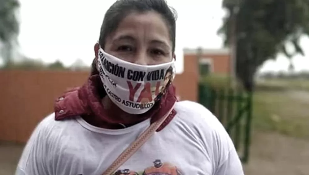 RECONOCIMIENTO. Cristina Castro, mamá de Facundo Astudillo Castro, confirmó que algunos elementos que estaban dentro de la mochila hallada el sábado pertenecían a su hijo.