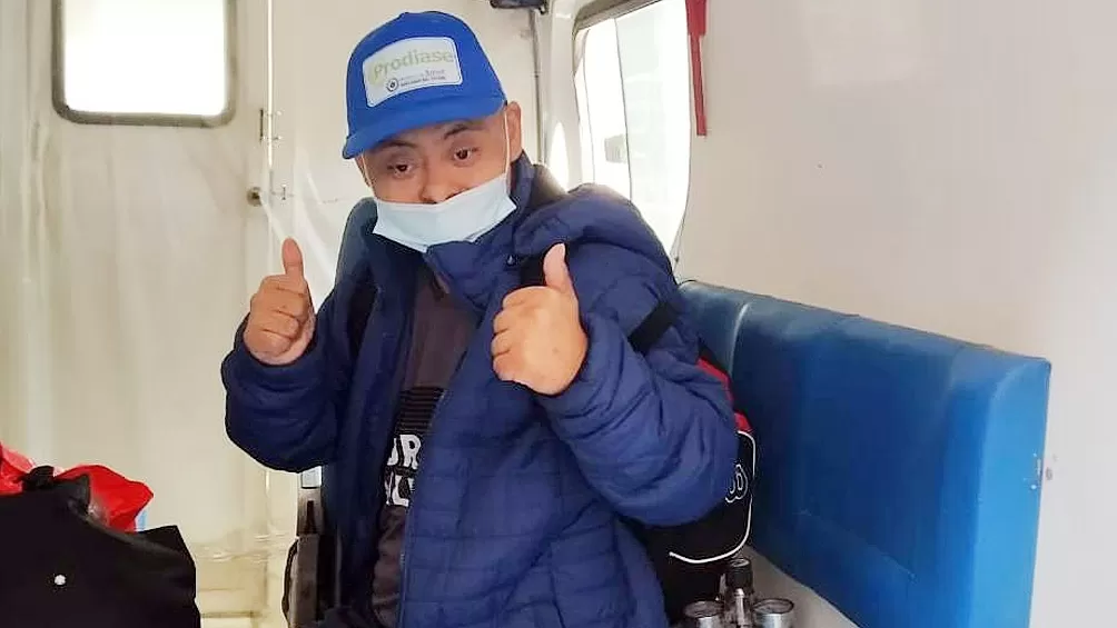 RECUPERADO. Javier, aliviado por los síntomas del coronavirus, sonríe ante la cámara. Foto de Télam