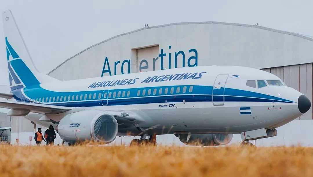 DISEÑO ORIGINAL. Aerolíneas Argentinas presentó un avión pintado con colores y estilo retro, para conmemorar los 70 años de la empresa: